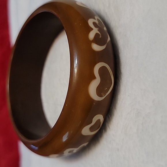 Heart and Natural looking Resin Bangle Bracelet (24) - Picture 3 of 5